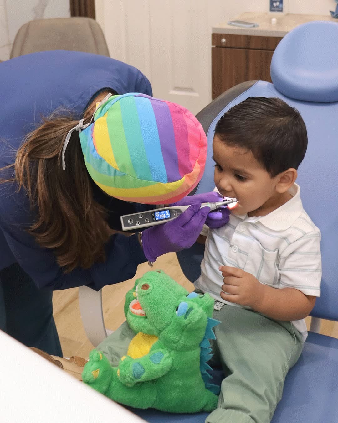 Niño sonriendo en el sillón dental del consultorio de la Dra. Nayeli Valadez.